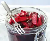 Rote-Bete-Apfel-Salat mit Kirschen