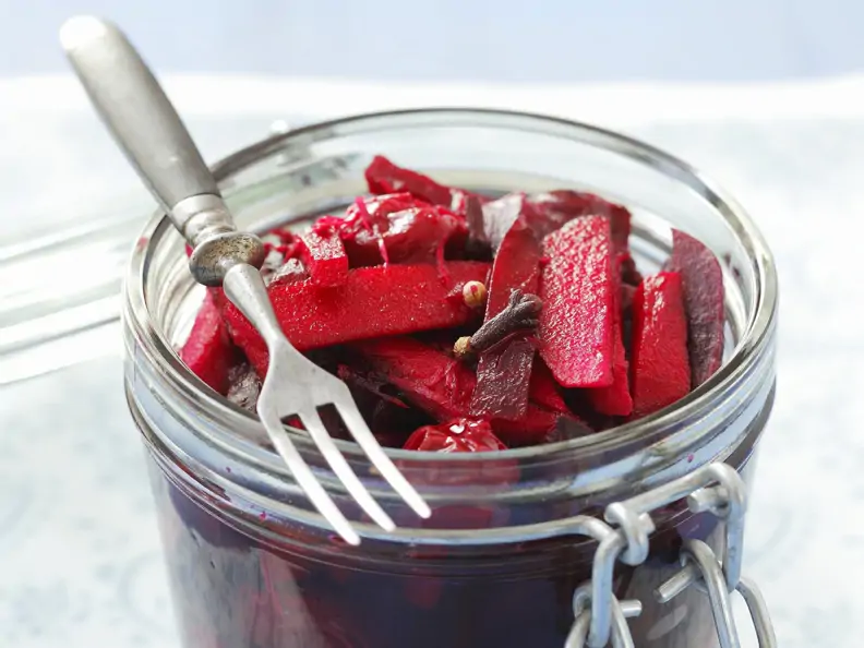 Rote-Bete-Apfel-Salat mit Kirschen