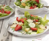 Erdbeersalat mit Gurke, Haselnüssen und Feta