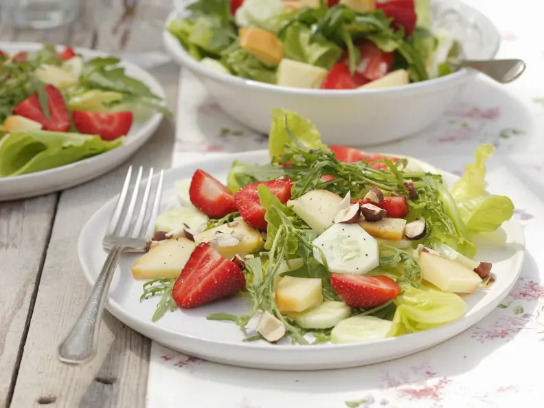 Erdbeersalat mit Gurke, Haselnüssen und Feta