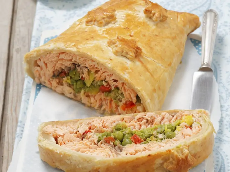 Blätterteigpastete mit Lachs und Erbsen (Kulebiak)