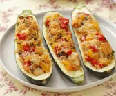 Zucchini-Schiffchen mit Huhn, Reis und Paprika