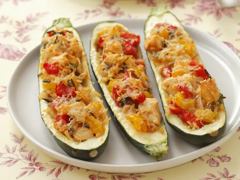 Zucchini-Schiffchen mit Huhn, Reis und Paprika