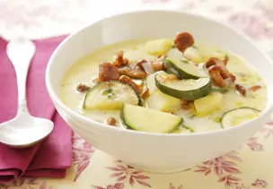 Zucchinisuppe mit Pfifferlingen und Kartoffeln