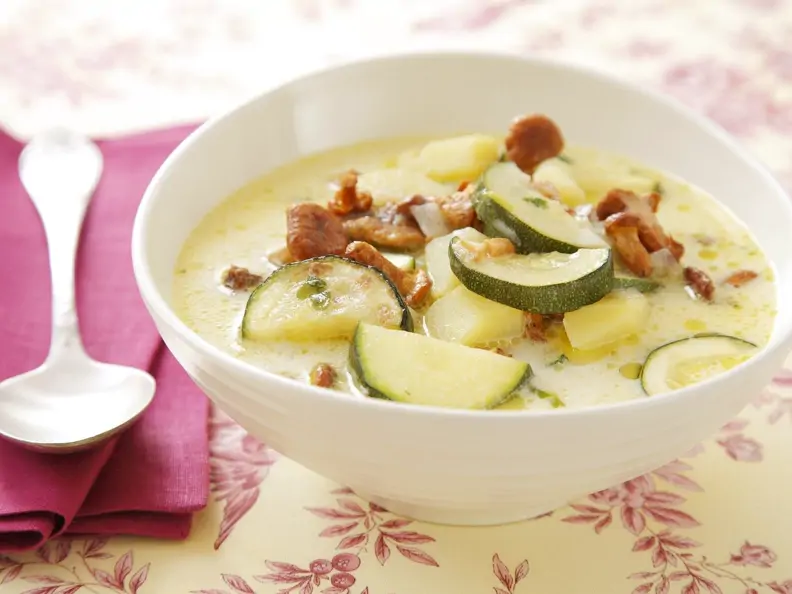 Zucchinisuppe mit Pfifferlingen und Kartoffeln