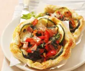 Mini-Quiche aus Blätterteig mit Zucchini, Spinat und Mozzarella