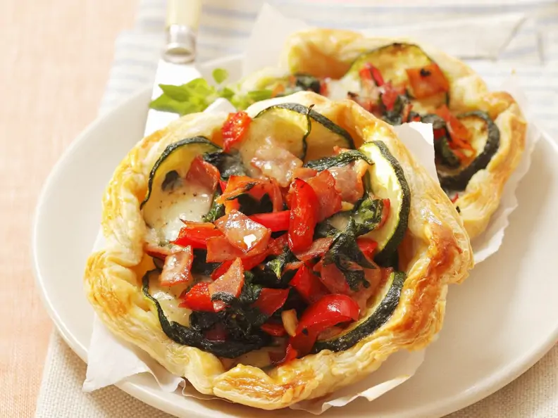 Mini-Quiche aus Blätterteig mit Zucchini, Spinat und Mozzarella