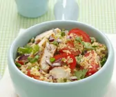 Couscoussalat mit Hähnchen und Tomaten
