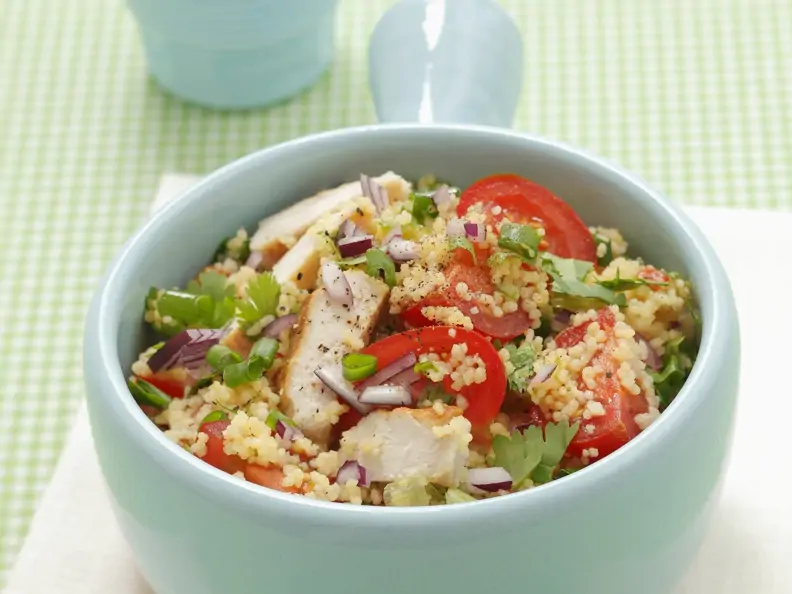 Couscoussalat mit Hähnchen und Tomaten