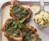 Koteletts mit Pestokruste und Bandnudeln
