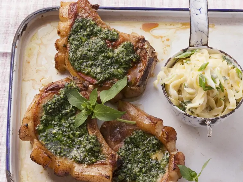Koteletts mit Pestokruste und Bandnudeln