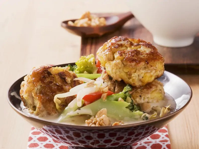 Curry-Frikadellen mit Kokos-Gemüse