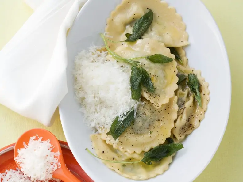 Gefüllte Nudeln mit Spinat-Ricotta-Füllung dazu Salbeibutter