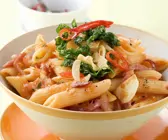 Nudeln mit scharfer Tomatensauce (all arabbiata)