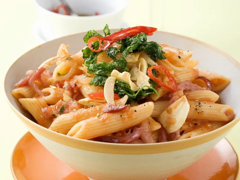 Nudeln mit scharfer Tomatensauce (all arabbiata)
