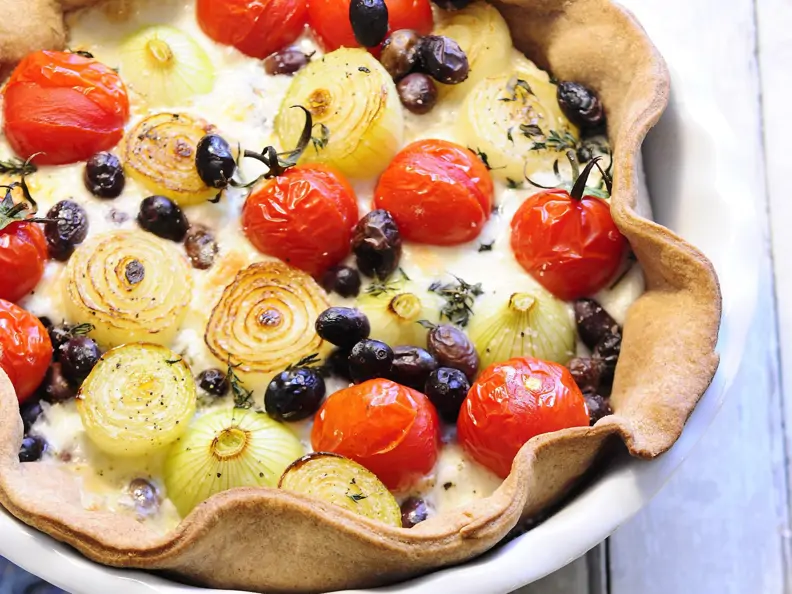 Tomaten-Zwiebel-Quiche mit Oliven