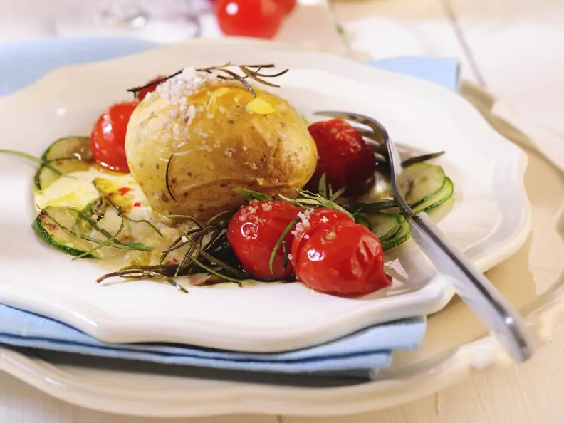 Backkartoffeln mit mediterranem Gemüse
