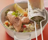 Lachsfilet auf Gemüsereis