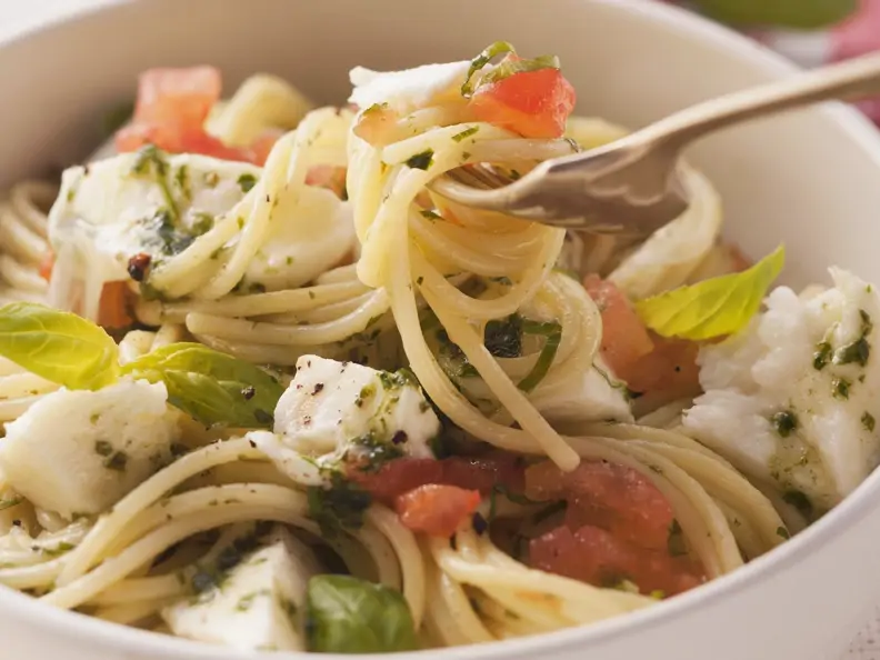 Pasta mit Mozzarella-Tomatensauce