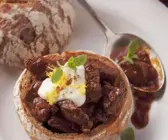 Gulasch vom Rind in der Semmel