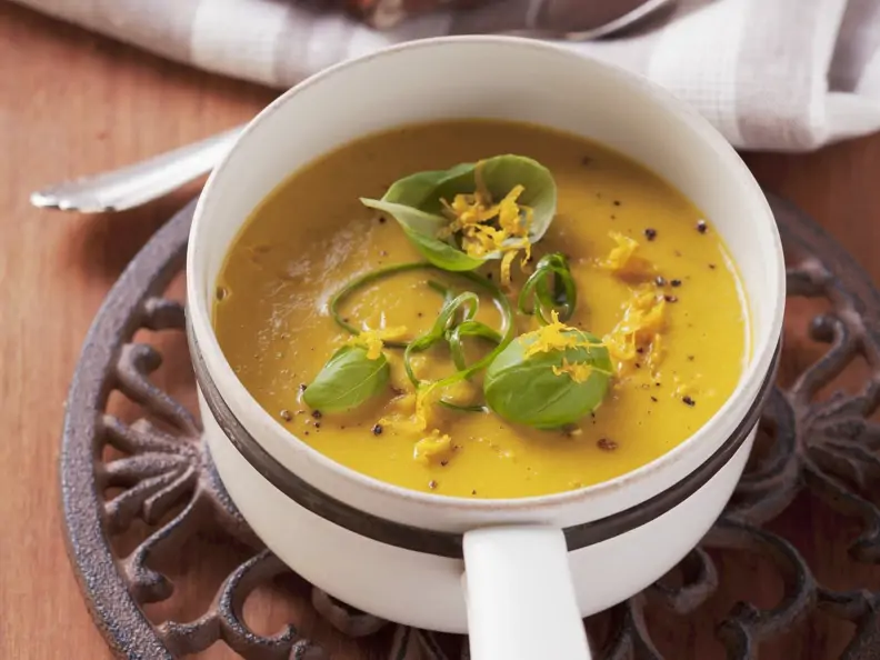 Möhrencremesuppe mit Ingwer und Orangenzesten