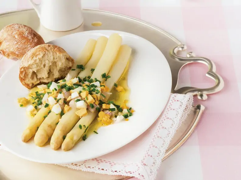 Spargel mit Eier-Schnittlauch-Marinade