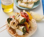 Gemüsespieße vom Grill mit zypriotischem Käse