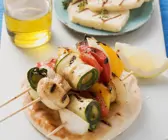 Gemüsespieße vom Grill mit zypriotischem Käse