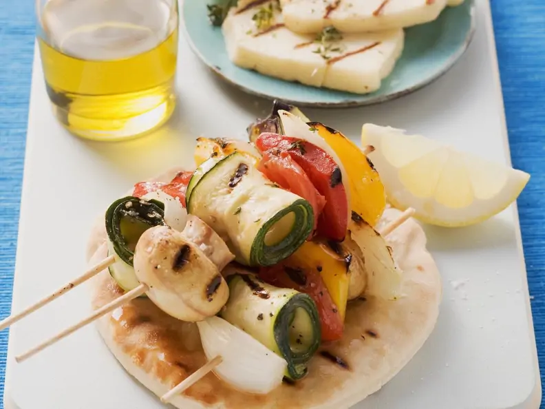 Gemüsespieße vom Grill mit zypriotischem Käse