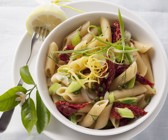 Pasta mit getrockneten Tomaten und Lauchzwiebeln