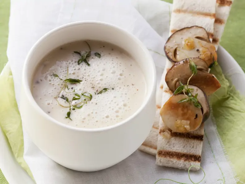 Schaumige Kartoffelsuppe mit Pilzen