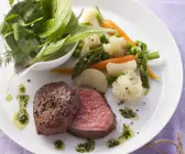Rinderlende mit Gemüse und grünem Dip