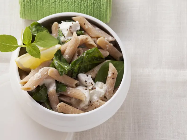 Vollkornpasta mit Spinat, Zitrone und Ricotta