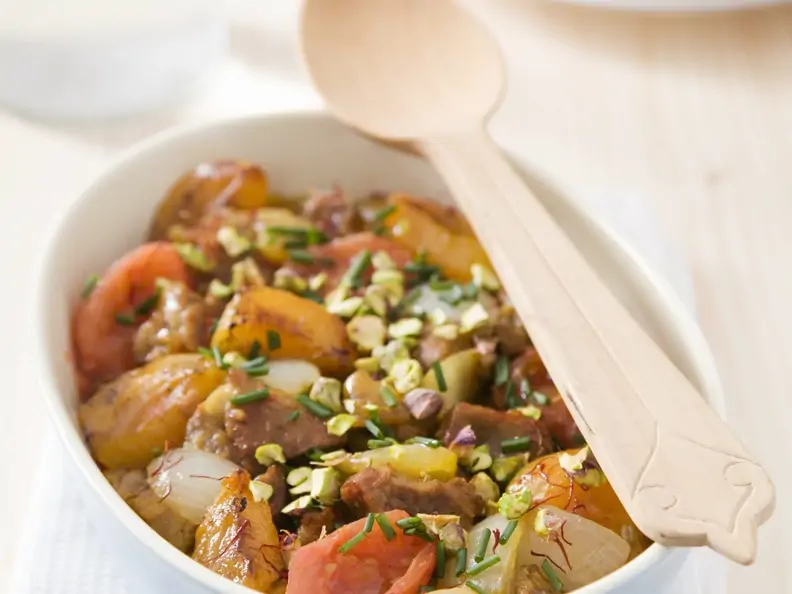 Lamm mit Tomaten, Aprikosen, Zwiebeln und Pistazien aus der Tajine