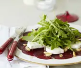 Rote-Bete-Carpaccio mit Ziegenkäse und Rucola