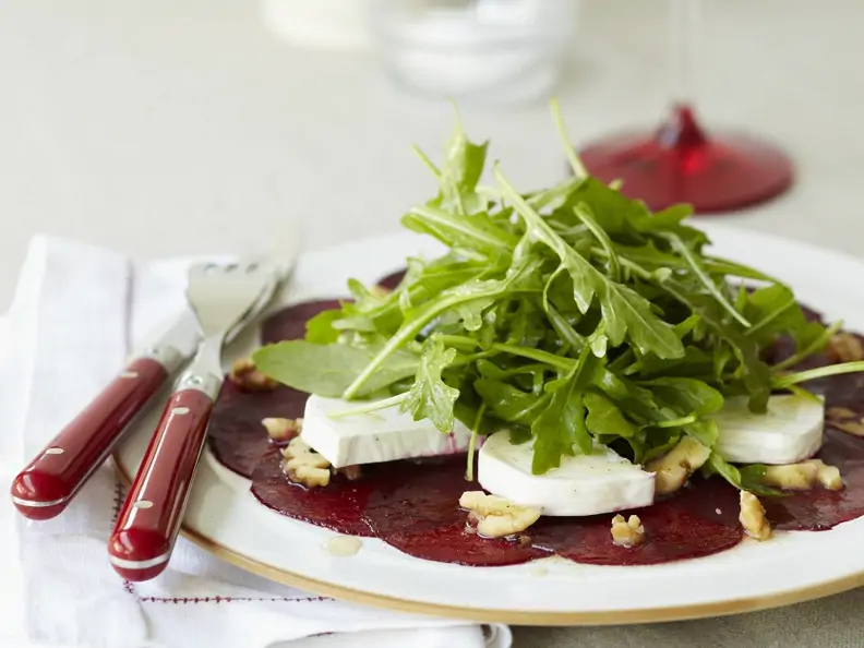 Rote-Bete-Carpaccio mit Ziegenkäse und Rucola