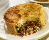 Cottage Pie mit Fleisch und Gemüse gefüllt