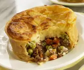 Cottage Pie mit Fleisch und Gemüse gefüllt