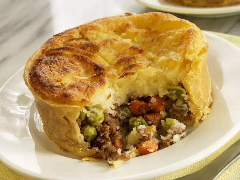 Cottage Pie mit Fleisch und Gemüse gefüllt