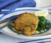 Hähnchenschnitzel in Panade mit Spinat und Zitrone