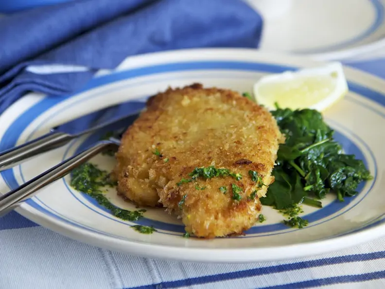Hähnchenschnitzel in Panade mit Spinat und Zitrone