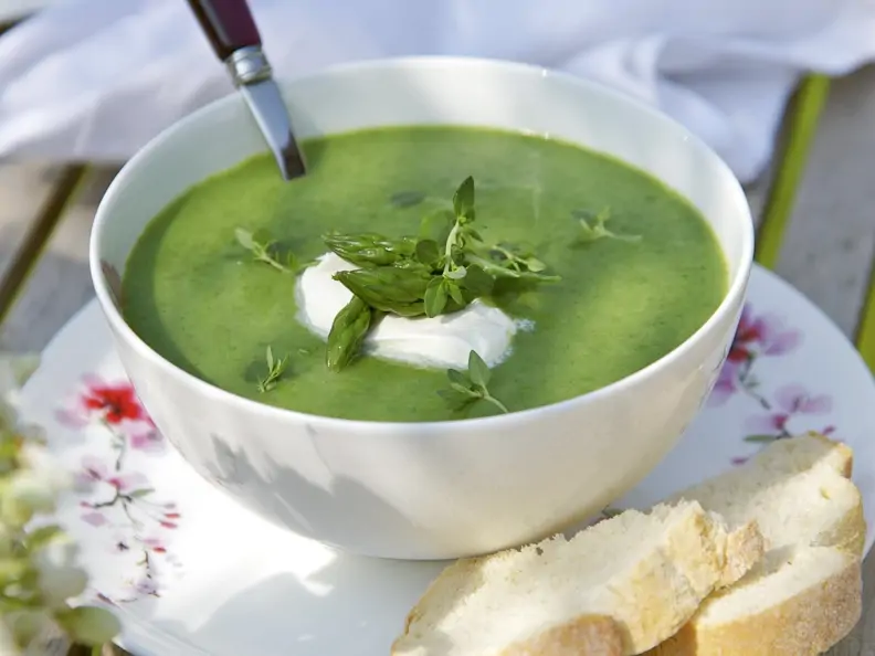 Brennnessel-Spargel-Suppe