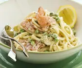 Pasta mit geräuchertem Lachs und Erbsen
