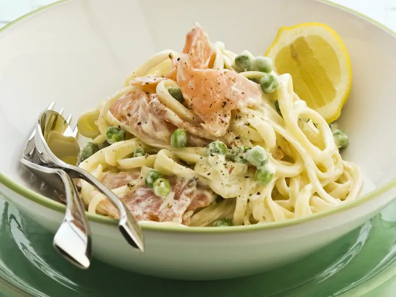 Pasta mit geräuchertem Lachs und Erbsen