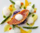 Rotbarbenfilet mit Spargel, lila Kartoffeln und Zitrusfrüchten