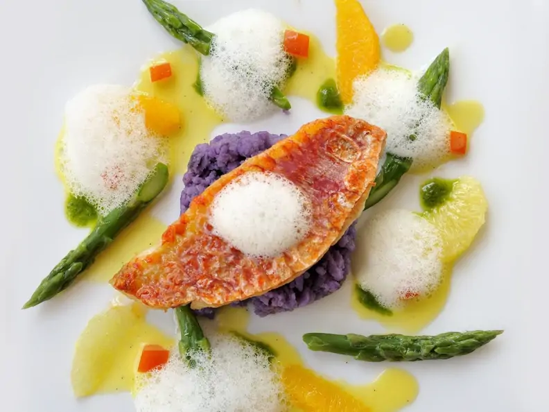 Rotbarbenfilet mit Spargel, lila Kartoffeln und Zitrusfrüchten