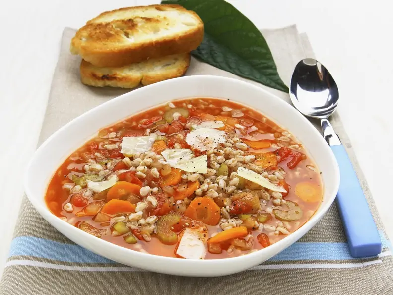 Gemüse-Dinkel-Suppe