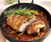 Kalbsbraten mit Speckmantel auf Gemüsesauce