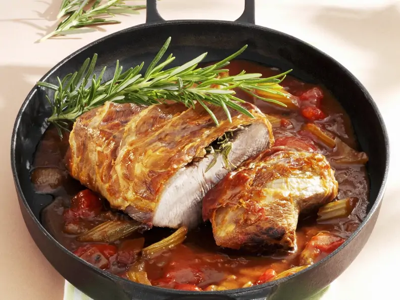 Kalbsbraten mit Speckmantel auf Gemüsesauce