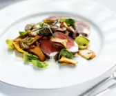 Rehrückenfilet mit Rosenkohl und Pfifferlingen